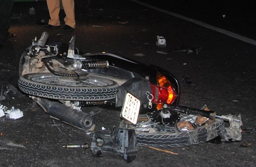  Húc vào ô tô, hai thanh niên chết thảm