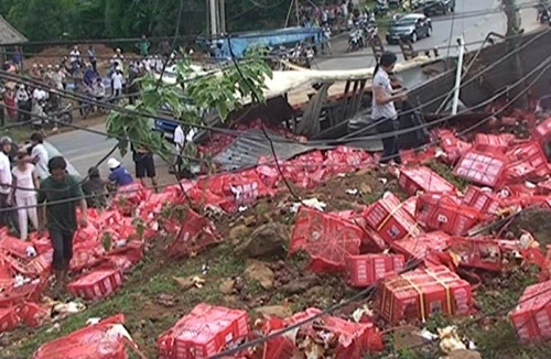 Lật 2 xe container chở trái cây cách nhau 5 phút