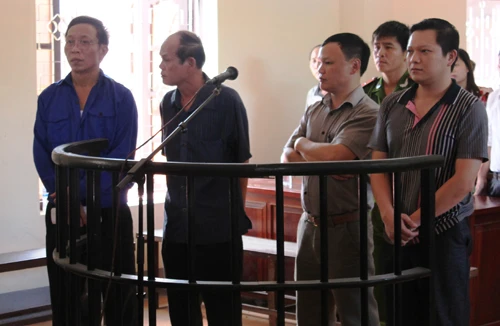 Trả hồ sơ, tiếp tục điều tra vụ chủ tịch phường “ăn đất”