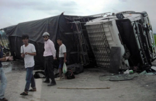 Lật xe chở lợn, hàng trăm con lợn chạy toán loạn 