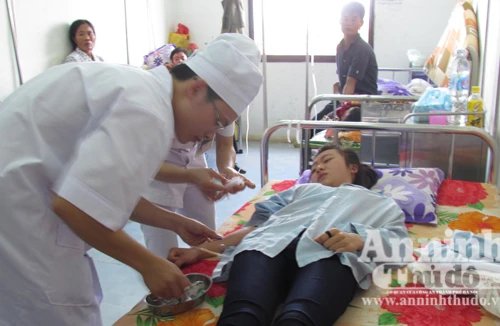 Nữ sinh bị đánh hội đồng phải nhập viện vì chấn thương não