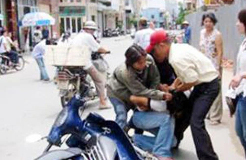 Du khách nước ngoài lại bị cướp trên phố