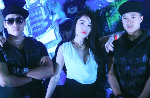 Quế Vân diện áo khoét sâu lấp ló vòng 1, xem ra mắt "Biệt đội đánh thuê"