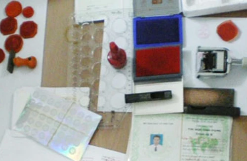 Bắt 2 đối tượng làm giả giấy tờ