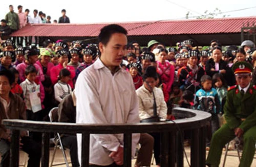 Nã đạn vào mặt vợ… chỉ vì chiếc áo