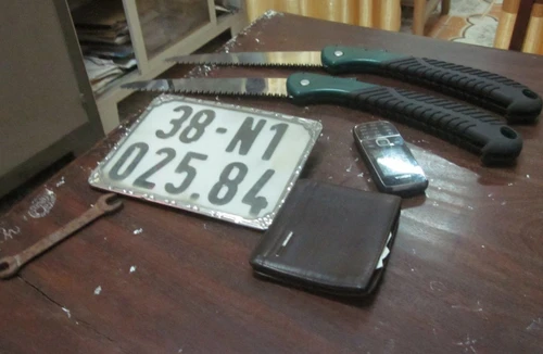 Vừa dí dao vào cổ nạn nhân thì "đụng" cảnh sát