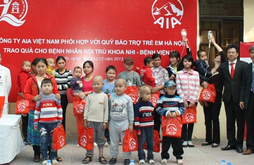AIA Việt Nam thăm và tặng quà bệnh nhân nhi bị ung thư