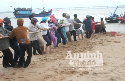 Vừa rời bến, 2 tàu cá bị sóng đánh chìm, mắc cạn