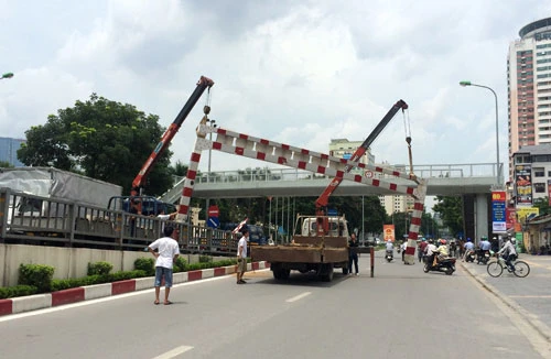 Xe Ngoại giao đâm đổ thanh chắn cầu vượt gây ùn tắc kéo dài