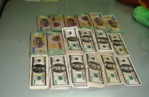 Lột túi du khách bằng bạc bịp 