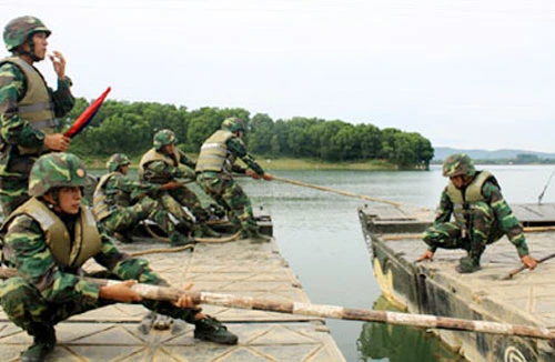 Xe tăng Quân đoàn 1 vừa lội vượt sông vừa khai hoả tiêu diệt mục tiêu