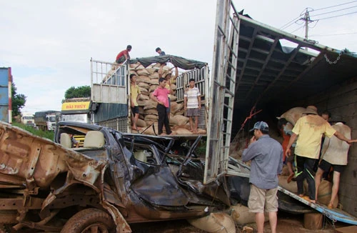 Xe tải chạy quá tốc độ gây tai nạn khiến 3 người thương vong