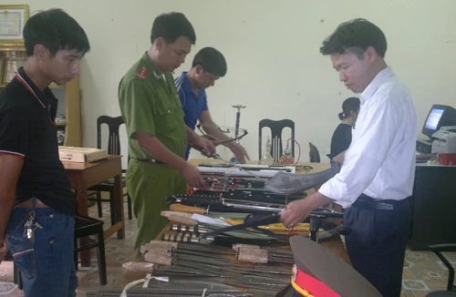 Thu giữ số lượng lớn vũ khí tại nhà đối tượng nghiện
