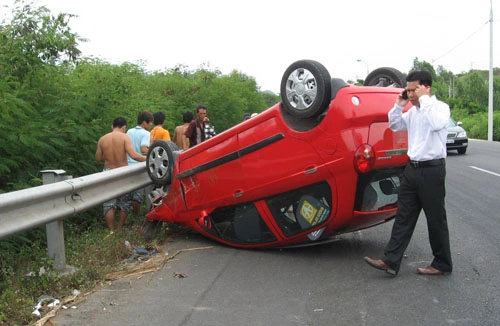 Ôtô tông xe bò, 5 người trọng thương