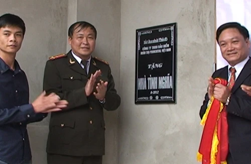 Bàn giao nhà tình nghĩa để người nghèo đón Tết