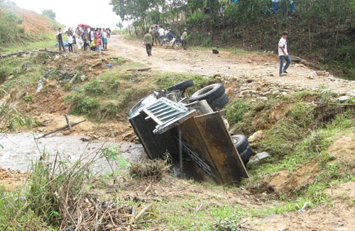 Mưu sinh trên những chuyến xe "tử thần"