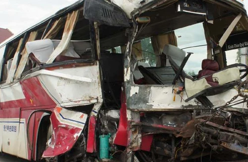 Xe khách và xe tải lại đấu đầu, 10 người bị thương rất nặng