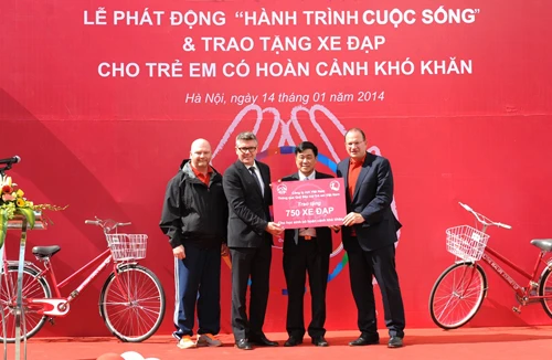 Khởi xướng chương trình “Hành trình cuộc sống" nhằm hỗ trợ học sinh nghèo