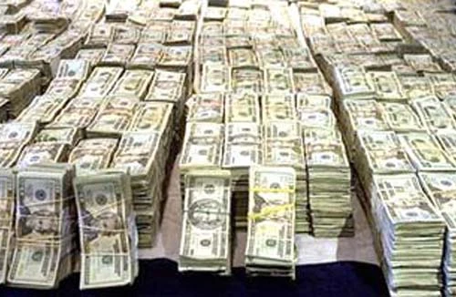 Bắt một phụ nữ vận chuyển trái phép 200.000USD