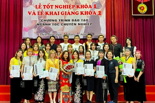 Trao chứng chỉ khoá học nghề tóc "Làm đẹp để sống – Sống để làm đẹp" cho phụ nữ khó khăn