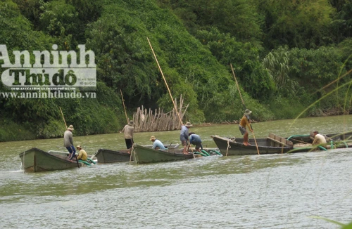 “Cát tặc” lộng hành vác đao đòi chặt tay, chặt chân người dân