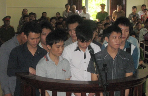 Một phút thiếu kiềm chế, 11 thanh niên cùng "rủ nhau" vào tù