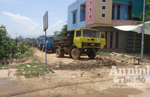 Dân cản đường vì xe tải gây bụi