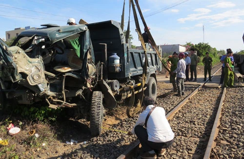 Tàu hỏa SE7 đâm trực diện ô tô tải