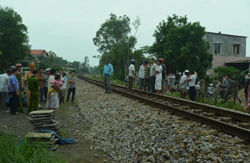 Va quệt tàu hoả, một thanh niên chết thảm