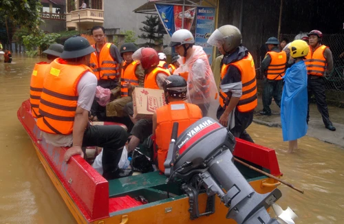 Gần 8000 ngôi nhà bị sập và tốc mái do bão số 5