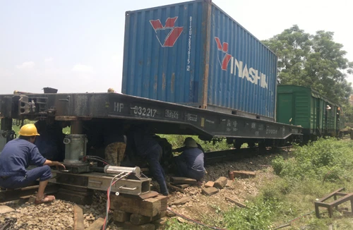 Tàu trật bánh, 4 chuyến tàu khác muộn lộ trình