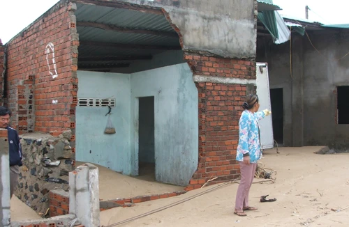 Liên triều cường đánh sập khu nhà xưởng, uy hiếp cảng cá