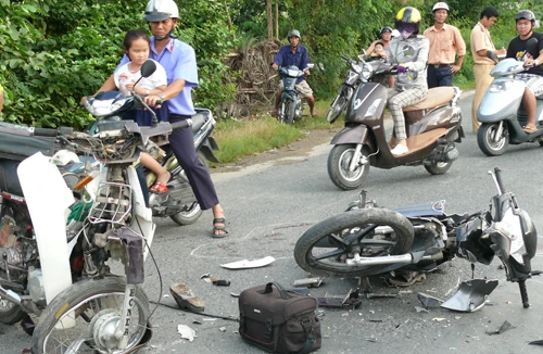 Tự tông vào dải phân cách, một người chết, một người bị thương