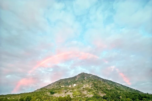 Hiện tượng cầu vồng đơn sắc siêu hiếm vừa xuất hiện tại núi Bà Đen 