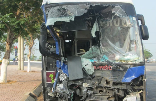 Xe khách đấu đầu xe tải, 7 người trọng thương