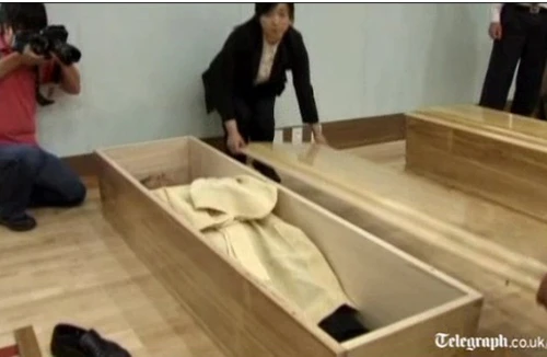 Lớp học trải nghiệm trong… quan tài