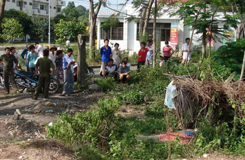 Một thanh niên “thoát y”, chết bí ẩn ngoài đường