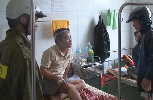 Một cán bộ Công an bị thương trong khi cứu dân