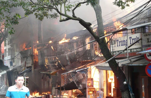 Hỏa hoạn thiêu rụi 15 cửu hiệu buôn bán tại phố Y Jút