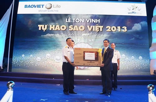 Bảo Việt Nhân thọ tặng quà Bộ Tư lệnh vùng 5 Hải Quân