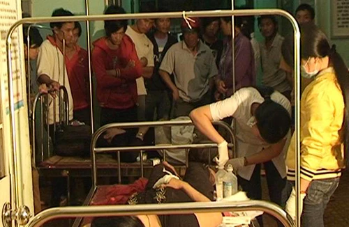 Lật xe ô tô làm 4 người chết và 21 người bị thương 