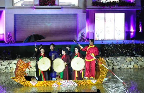 Lộng lẫy dạ tiệc bên sông