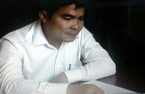 Giả danh nhà báo chỉ với chiếc thẻ nhân viên