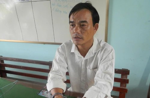 Chủ quán nửa đêm “ăn” 47 cánh cửa trường học