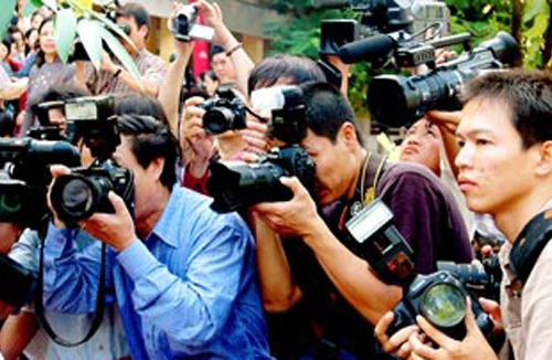 Chỉ thị của Thành ủy Hà Nội về việc cung cấp thông tin và trả lời báo chí