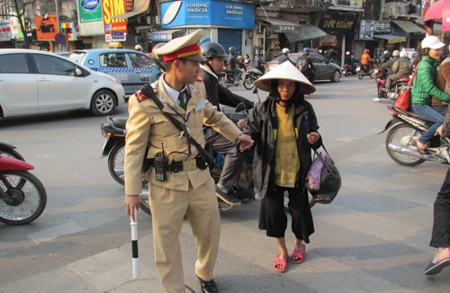 Một việc làm tận tụy của 2 cảnh sát giao thông