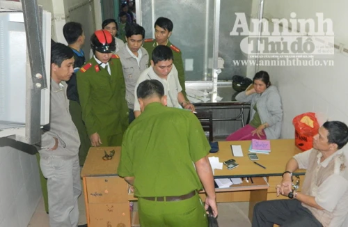  Ổ đề núp bóng cửa hàng điện thoại di động