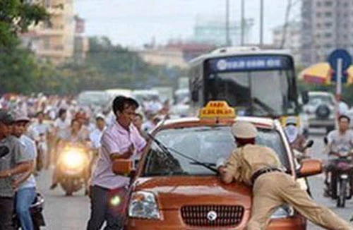 Chạy quá tốc độ còn tông xe vào CSGT