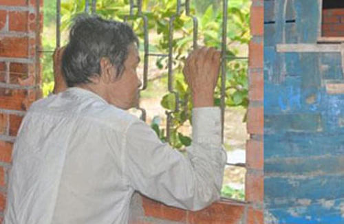 Đau lòng chuyện con xích, nhốt cha ruột suốt 3 năm trời