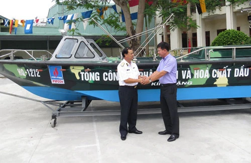 PVFCCo tặng xuồng Trường Sa CQ-01 trị giá 3,5 tỷ đồng cho hải quân